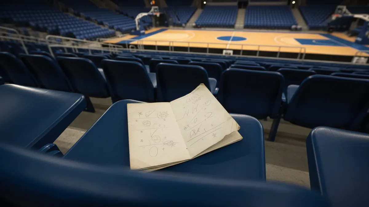 Programa de baloncesto doblado con marcas de lápiz en un asiento de la NBA.